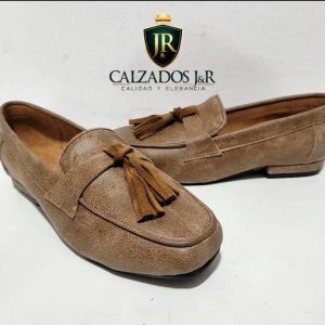 Mocasin alondra camel desgastado con colgante