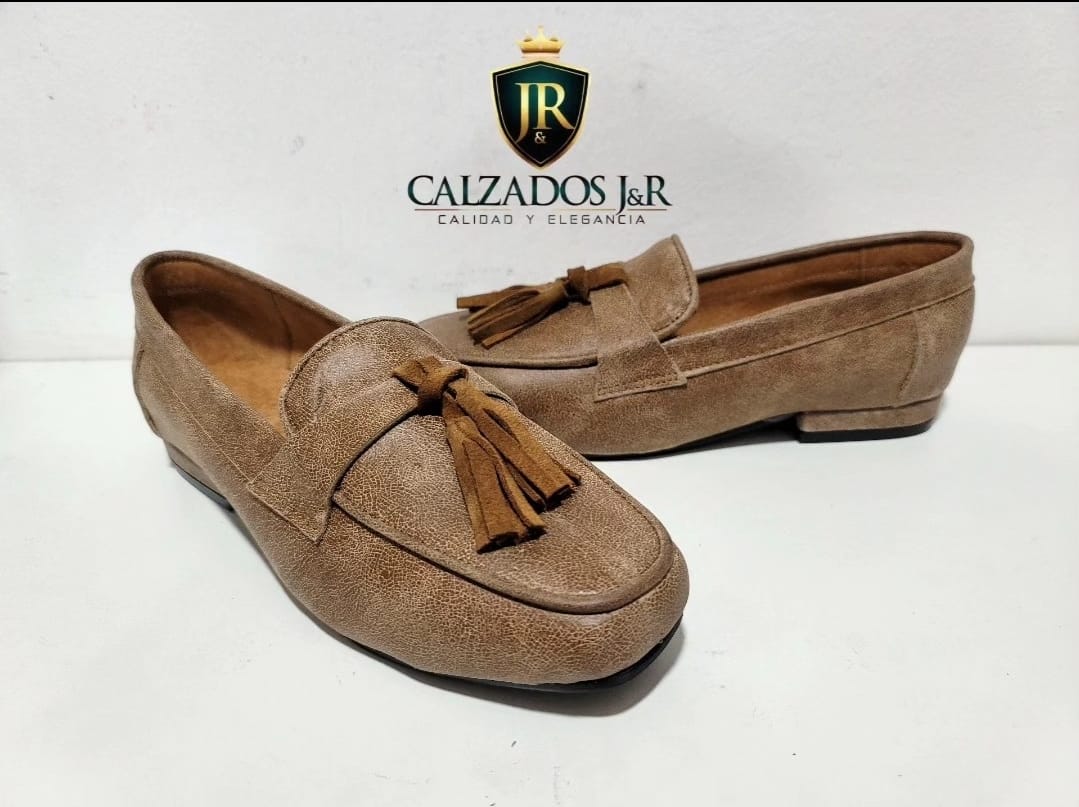 Mocasin alondra camel desgastado con colgante