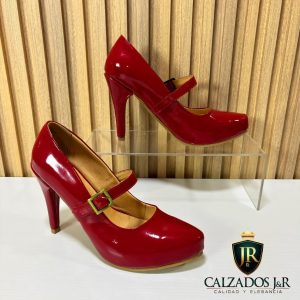 Stilletto rojo richato con cinta