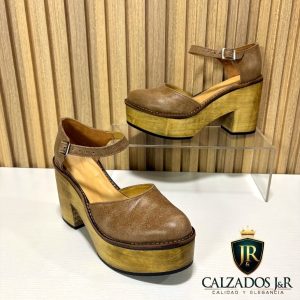 Zueco base madera camel desgastado
